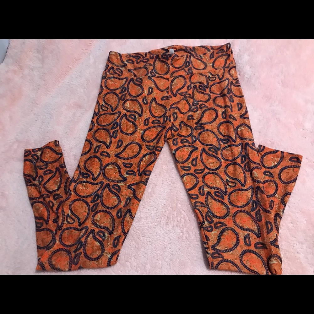 Paisley print leggings.